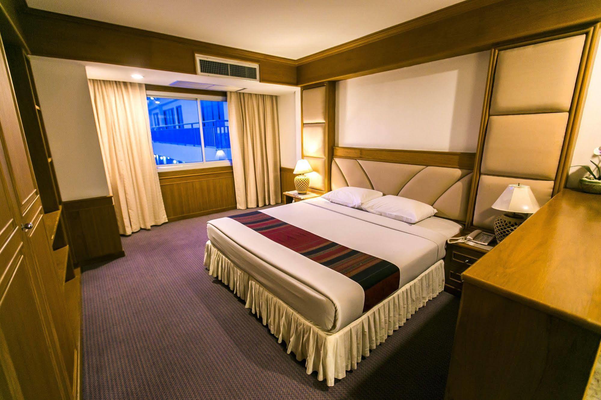 Raya Grand Hotel Nakhonratchasima Esterno foto