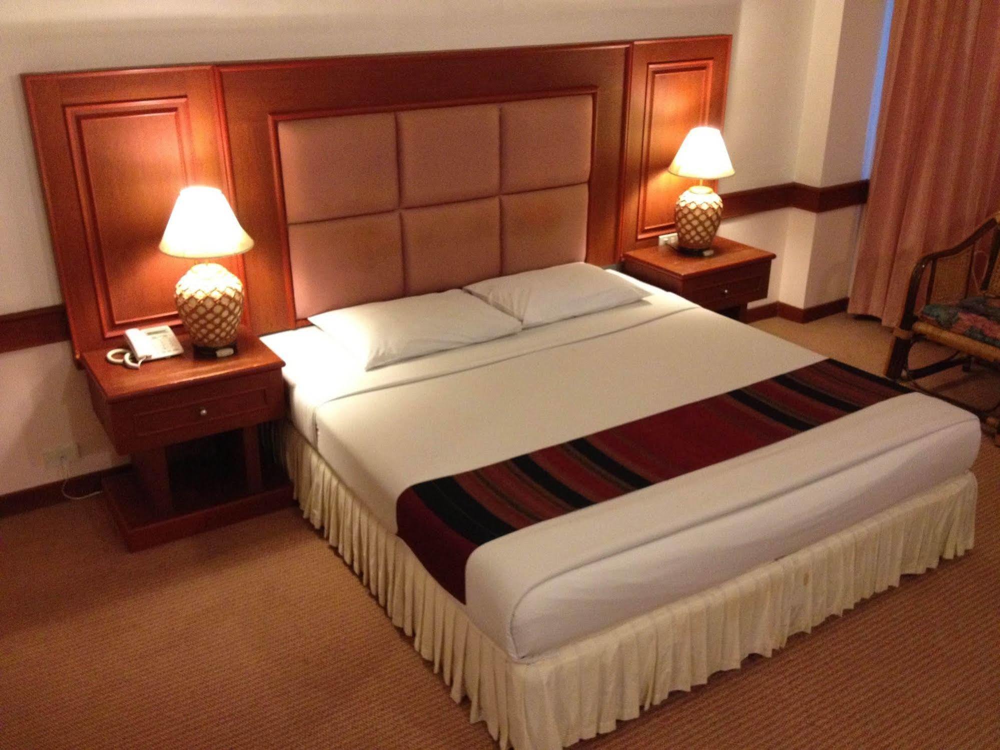 Raya Grand Hotel Nakhonratchasima Esterno foto