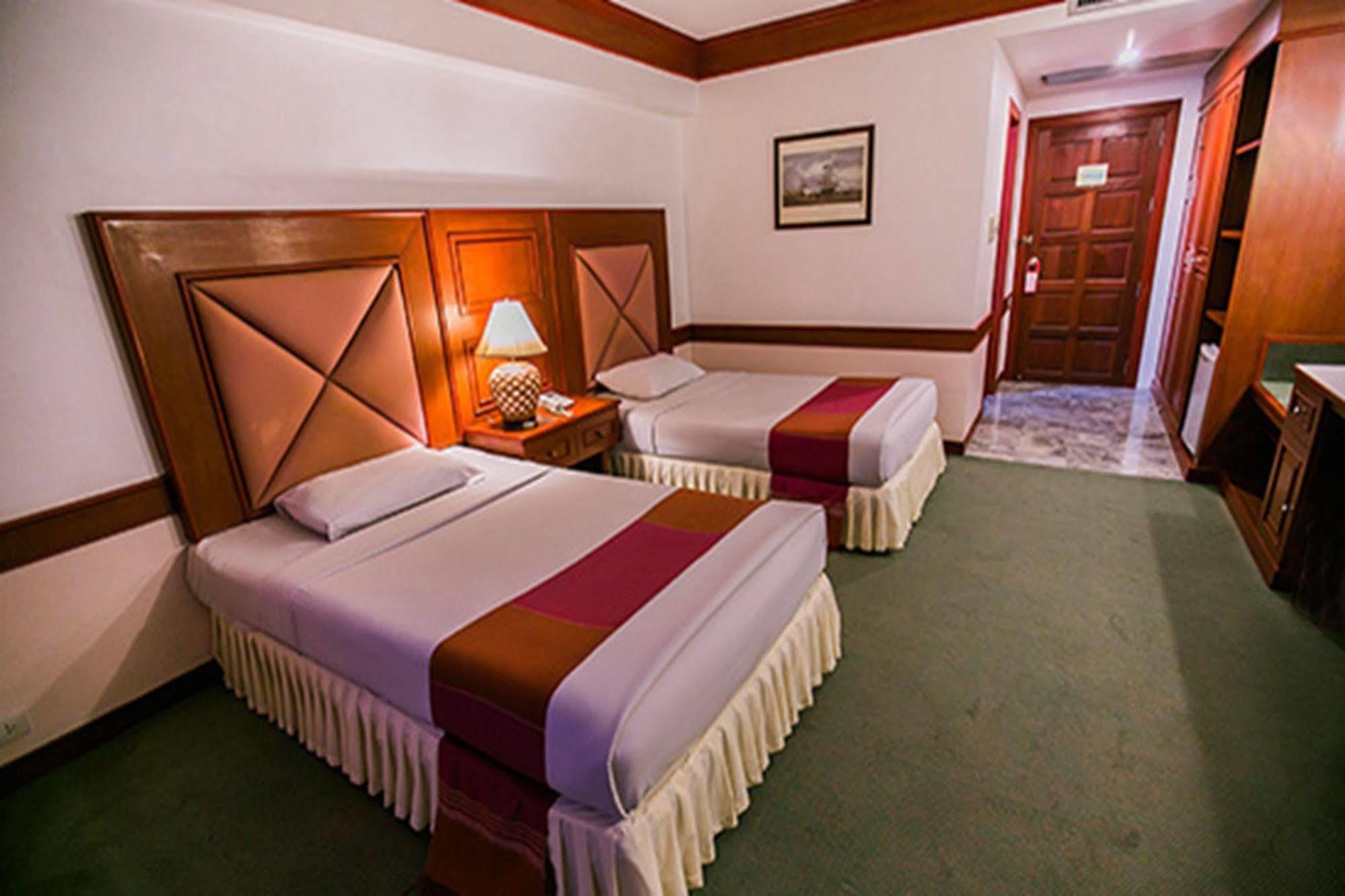 Raya Grand Hotel Nakhonratchasima Esterno foto