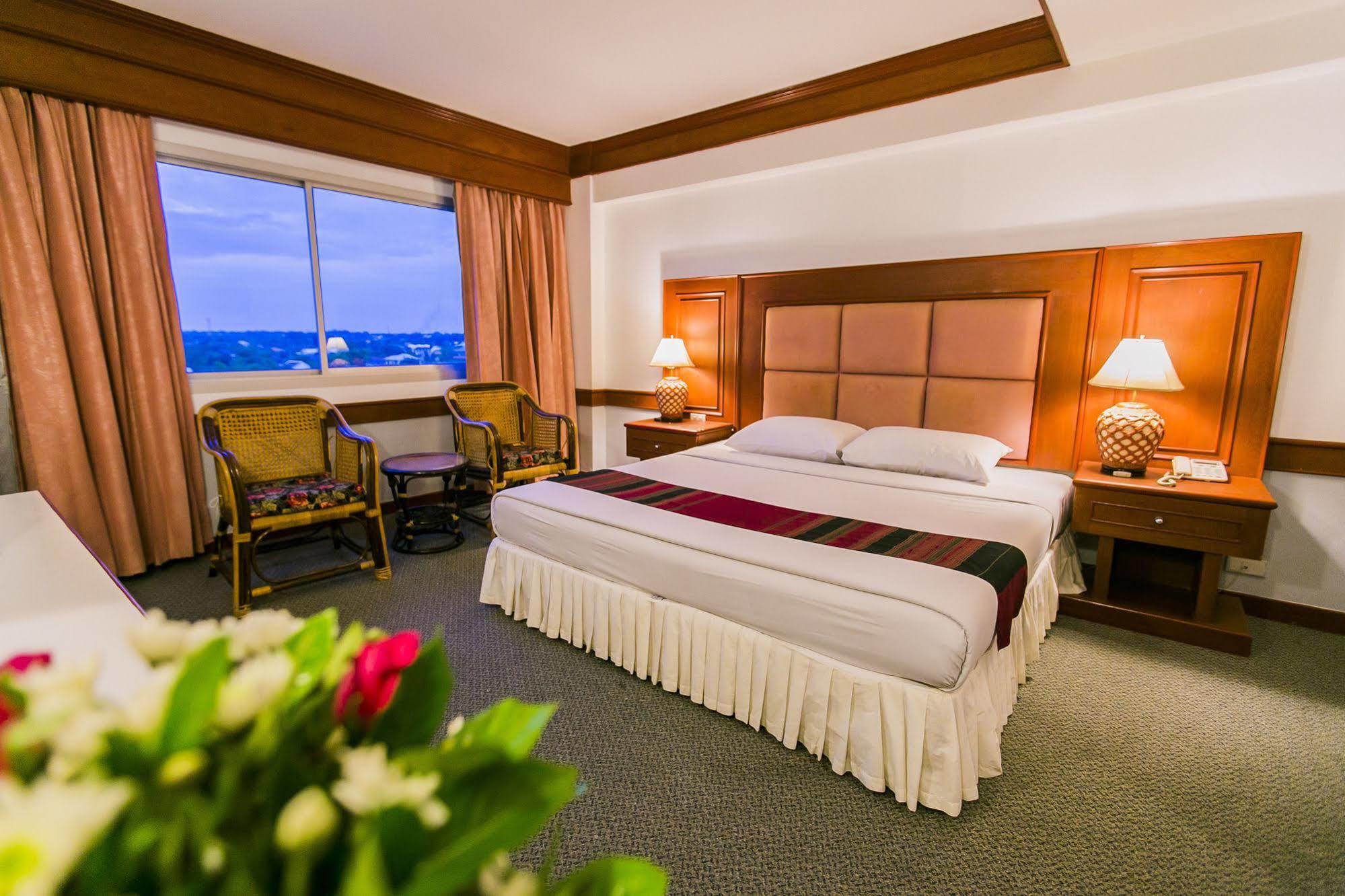 Raya Grand Hotel Nakhonratchasima Esterno foto