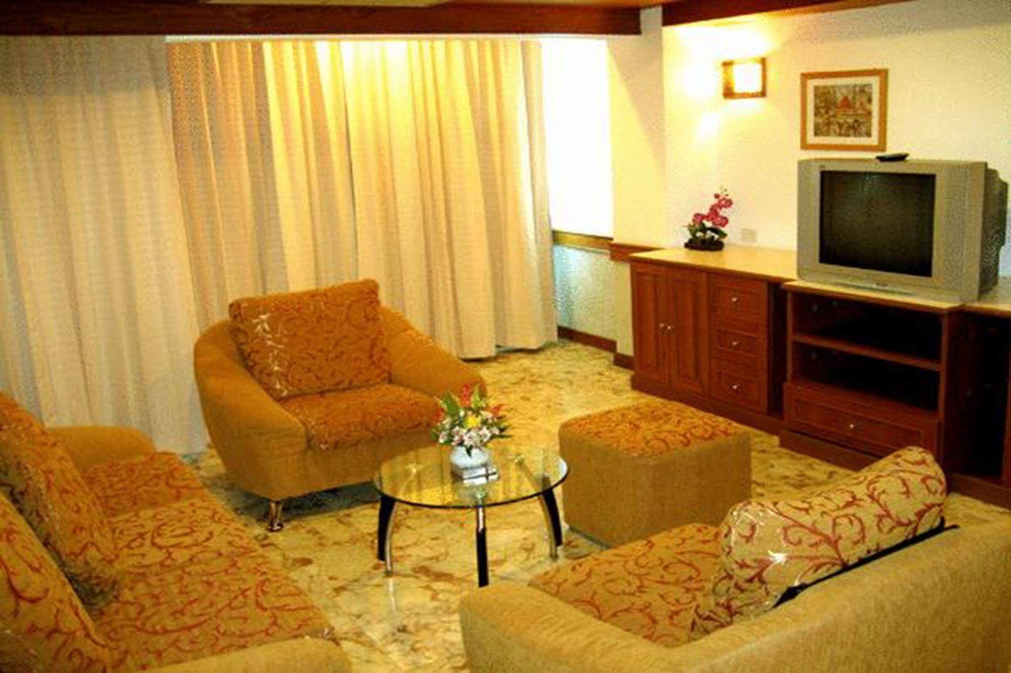 Raya Grand Hotel Nakhonratchasima Esterno foto